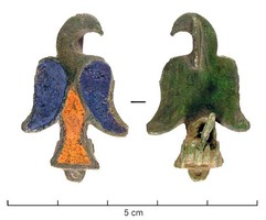 FIB-41276 - Fibule zoomorphe : oiseaubronzeBroche en forme d'oiseau (aigle ?) aux ailes déployées, le corps est creusé de 3 grabdes loges d'éamaux champlevés, incluant la queue évasée, et apparemment pourvue d'un petit anneau; articulation à ressort de bronze monté entre deux plaquettes.