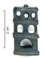 FIB-41374 - Fibule architecturale : tourbronzeTPQ : 200 - TAQ : 300Fibule rectangulaire dont le contour et les découpes internes dessinent l'image d'une tour, avec plusieurs niveaux de fenêtres ; sommet droit ou crénelé.