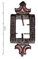 FIB-41399 - Fibule symétrique émailléebronzeTPQ : 100 - TAQ : 125Broche composée d'une plaque rectangulaire ajourée, ornée de stries niellées, avec des axes transversaux qui ont sans doute porté des perles en verre, disparues. A chaque extrémité, motif composé de deux pétales émaillées affrontées.