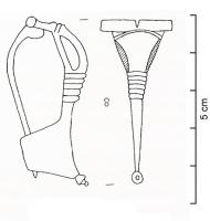 FIB-41496 - Fibule à trompette rhétique, avec charnière, Almgren 86bronzeFibule à charnière. La tête de l'objet présente un profil épais et ajourré, elle peut être orné de lignes incisées, de cercles ou d'un arrête longitudinale. Le corps de l'arc est séparé du pied par une succession de côte transversales. Le pied est orné d'un bouton final, le porte-ardillon est plein