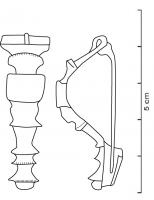FIB-41510 - Fibule à charnièrebronzeFibule à charnière repliée sur l'extérieur. L'arc est orné de plusieurs moulures successives. La partie centrale de l'arc à la forme d'une plaque carrée inornée dans cette variante encadrée par des moulures; pied plat ou triangulaire, terminé par un bouton mouluré.
