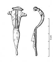 FIB-41549 - Fibule à charnière en étui et boutons latérauxbronzeEtui se raccorde à l'arc par une moulure. Deux boutons moulurés encadrent le sommet de l'arc de plan convexe, à profil arrondi et orné de deux sillons longitudinaux rectilignes. Pied aux bords convexes formant un angle avec l'arc.