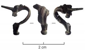 FIB-41564 - Fibule d'Aucissa miniaturebronzeTPQ : -20 - TAQ : 80Fibule miniature de type Aucissa. L'arc est réhaussé d'un grenetis central encadré de cannelures longitudinales.