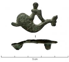 FIB-41609 - Fibule zoomorphe, groupe : Eros sur dauphinbronzeTPQ : 1 - TAQ : 100Eros ailé, chevauchant un dauphin à gauche, une main levée; relief plat, détails indiqués par des arcs de cercles niellés.