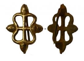 FIB-41626 - fibule géométrique platebronzeFibule quadrilobée, ajourée, les étranglements reliés par des segments formant un motif central cruciforme; chaque extrémité de cette croix possède une moulure en forme d'ogive.
