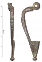 FIB-41644 - Fibule à ressortbronzeFibule à ressort (sans doute 4 spires, corde interne), arc tendu et coudé à la tête, de section massive; une succession de moulures transversales, probable souvenir de la bague du schéma La Tène II, marque le sommet de l'arc et le passage d'une section arrondie à quadrangulaire; porte-ardillon triangulaire plein, bouton sur le pied rectiligne.