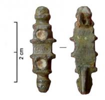 FIB-41656 - Fibule émaillée symétriquebronzeFibule en forme de I, avec une partie centrale rectangulaire à décor estampé, d'où part symétriquement une alternance de moulures et de loges émaillées. Les extrémités sont en forme de boutons moulurés