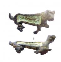 FIB-41682 - Fibule zoomorphe : panthèrebronzeFibule en forme de panthère couchée, à droite ; le corps est couvert d'une unique loge émaillée, la tête redressée est seule traitée en ronde-bosse.