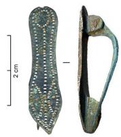 FIB-4169 - Fibule skeuomorphe : semellebronzeTPQ : 100 - TAQ : 200Fibule en forme de semelle, variante avec anneau sommital, étamée ou non, mais avec décor poinçonné (pas d'émail).