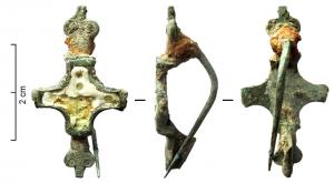 FIB-41815 - Fibule symétrique émailléebronzeFibule symétrique, à corps central cruciforme émaillé. Tête et pied symétriques en forme de têtes de reptiles.