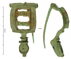 FIB-41830 - Fibule à arc ajouré à bâtonnetsbronzeFibule à arc formant un cadre ajouré orné de perles en bronze sur fils métalliques ; pied orné d'un disque émaillé.