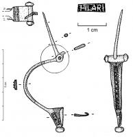 FIB-41848 - Fibule de type Aucissa : HILARIbronzeTPQ : -20 - TAQ : 20Fibule à arc en demi-cercle, bords parallèles et section semi-circulaire, parfois avec une cannelure médiane; tête quadrangulaire à charnière, repliée vers l'extérieur ; sur lq tranche du pied, côté de la gouttière du porte-ardillon, marque dans un cartouche rectangulaire : HILARI.