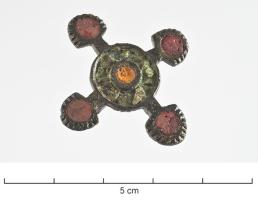 FIB-41893 - Fibule émaillée cruciformebronzeFibule à charnière de type i. L'objet s'organise autour d'un disque à couronne et centre émaillés, à partir duquel se développent 4 excroissances terminées par des boutons semi-circulaires, également émaillés.
