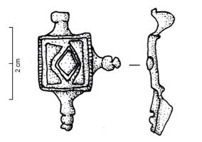 FIB-41896 - Fibule symétrique émailléebronzeFibule symétrique dont le corps est constitué d'une plaque rectangulaire avec au centre une loge losangique émaillé, avec un petit bouton à chaque extrémité ; tête et pied symétriques, également en forme de boutons moulurés.