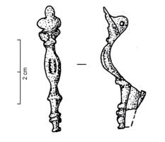 FIB-41903 - Fibule à charnièrebronzeFibule à charnière caractérisée par une plaque de tête semi-circulaire, généralement entaillée sur le bord, avec un œillet (ou une petite rondelle) moulé. L'anse et le pied de ces fibules, généralement étamées, peuvent prendre différentes formes.