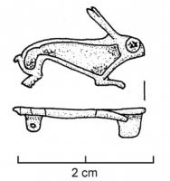 FIB-4192 - Fibule zoomorphe : lièvrebronzeFibule en forme de lièvre à droite, le corps creusé d'une grande loge d'émail avec inclusions de verre (plusieurs variantes dans les proportions du corps, la ligne du dos plus ou moins cambrée, et la position des pattes arrières).
