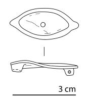 FIB-41938 - Fibule géométrique plate ovalebronzeFibule plate en forme d'ovale avec deux renflements latéraux, et perforation centrale pour décor riveté disparu. Possible fibule en forme d’œil ? La charnière disposée au revers comporte deux plaquettes coulées reliées par un axe en fer. 