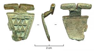 FIB-4256 - Fibule émailléebronzeTPQ : 60 - TAQ : 100Fibule émaillée à arc triangulaire sur pointe, orné de rangées de logettes d'émail triangulaires; pied mouluré, ou en forme de tête de reptile