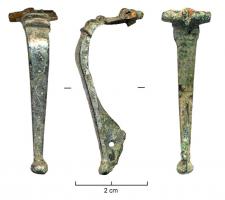 FIB-4259 - Fibule à charnièrebronzeFibule  à arc non interrompu étamée : une partie lisse ornée d'une successsion d'incisions niellées ; le pied est bouleté et le porte-ardillon percé d'un unique trou.
