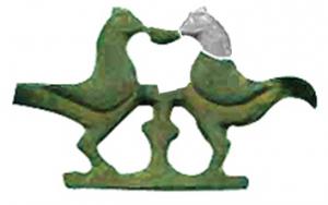 FIB-4289 - Fibule zoomorphe, groupe : oiseaux et vasebronzeDeux gallinacés affrontés de part et d'autre d'un vase.