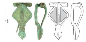 FIB-4478 - Fibule losangique bronzeFibule à corps losangique présentant deux loges d'émail séparées par une simple bande médiane guillochée. Le pied se termine par une tête de reptile stylisée.