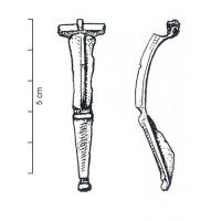 FIB-4479 - Fibule à charnièrebronzeFibule à arc bipartite, moulures longitudinales sur la partie supérieure, pied lisse terminé par un bouton. Fibules souvent étamées, décor poinçonné, parfois niellé.