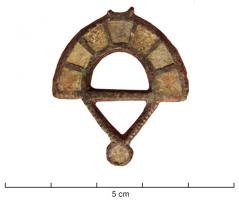 FIB-4604 - Fibule émailléebronzeFibule émaillée en forme d'arc, les loges juxtaposées évoquent les voussoirs d'une arcature; en dessous, triangle formé de baguettes et terminé par un disque émaillé.