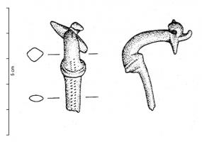 FIB-4610 - Fibule Almgren 19bronzeFibule à arc très coudé, formant un angle marqué par une nodosité; ressort protégé par des plaquettes, corde externe retenue par une griffe.