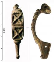 FIB-4617 - Fibule émailléebronzeFibule dérivée d'Aucissa, à arc tendu et bipartite, le pied terminé par un bouton coulé. L'arc forme une plaque rectangulaire creusée de loges d'émail triangulaires et losangiques, de taille variable.