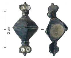 FIB-4662 - Fibule symétrique émailléebronzeFibule dont l'arc, de forme losangique comporte une arête transversale en relief; aux extrémités symétriques, deux têtes de reptiles aux yeux émaillés.