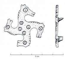 FIB-4775 - Fibule en forme de svastikabronzeBroche plate, en forme de svastika dont les quatre pointes sont en forme de tête de cheval, les yeux étant indiqués par des incisions, ou plus souvent des cercles oculés. Un autre cercle oculé marque souvent le centre de l'objet; ressort fixé sur plaquette(s ?) et porte-ardillon allongé encoché d'une fente oblique.