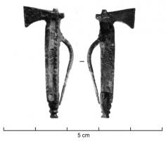 FIB-4801 - Fibule skeuomorphe : hache simple émailléebronzeFibule en forme de hache, à tranchant simple, surmontée d'un anneau. Le fer et / ou le manche sont émaillés; au revers, ressort monté sur axe et une, ou deux plaquettes.