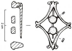 FIB-4874 - Fibule losangique ajouréebronzeFibule plate, dont la charnière disposée au revers comporte deux plaquettes coulées reliées par un axe en fer. Forme entièrement ajourée, composée de bras concaves formant aux angles quatre fleurons et se rejoignant au centre sur un, ou deux disques lisses.