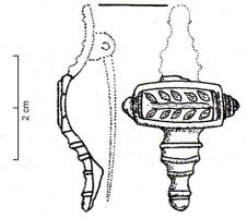 FIB-4974 - Fibule symétrique nielléebronzeFibule dont l'arc est constitué d'une plaque rectangulaire transversale ornée d'un rameau niellé, prolongée par des moulures; la tête et le pied sont formés d'une série de moulures assurant la symétrie.