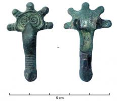 FIB-5070 - Faux : Fibule digitéebronzeFibule digitée à 5 doigts, décor géométrique incisé avec deux spirales sur la tête et des incisions transversales sur le pied.