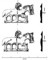 FIB-5111 - Fibule zoomorphe : cheval ailé (?)argent doréTPQ : 500 - TAQ : 600Fibule en forme de cheval harnaché, marchant à droite, les pattes figurées posées sur un socle, une aile dorsale courbée vers la tête de l'animal.
