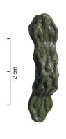 FIB-5173 - Fibule anséebronzeFibule ansée à arc peu élevé; toute la fibule est ornée d'un décor moulé en forme de gouttes; les extrémités sont légèrement trilobées