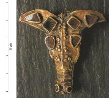 FIB-5278 - Fibule cigaleargent, orTPQ : 400 - TAQ : 600Fibule en forme de mouche, abeille ou cigale, avec deux ailes en crosses ; le corps en argent est recouvert d'une feuille d'or portant des grenats enchâssés.