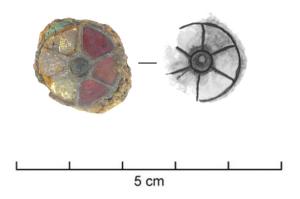 FIB-5311 - Fibulaire circulaire cloisonnée - Vielitz A3-A4argent, orTPQ : 470 - TAQ : 550Fibule circulaire simple, cloisonnée, avec six à 8 registres : les grenats sont posés sur des paillons en or. Le centre est orné d'une perle ou d'une pierre circulaire.