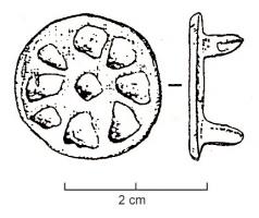 FIB-6025 - Fibule circulaire émaillée, Kreuzemailfibel type 6bronzeTPQ : 900 - TAQ : 1050Fibule circulaire à décor émaillé inscrit dans un cercle, en forme de croix de Malte dont les bras et les écoinçons sont de même forme et de même largeur (aspect de fleuron à 8 pétales).