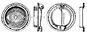 FIB-6042 - Fibule circulaire émailléebronzeTPQ : 950 - TAQ : 1050Fibule discoïdale composée d'une plaque ronde équipée, au centre, d'un cylindre rapporté servant à maintenir un médaillon composé d'émaux cloisonnés. Ressort sur axe entre deux plaquettes rapportées; porte-ardillon éttroit et rapporté, en crochet.
