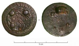 FIB-6047 - Fibule circulairebronzeFibule circulaire ornée d'un médaillon en tôle, à décor curviligne, maintenu par quatre rivets; au revers, ressort fixé sur axe et charnière à deux plaquettes.