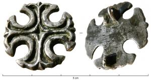FIB-6095 - Fibule cruciformeargentFibule en forme de croix pattée avec fleurons aux extrémités (parfois autour d'un umbo central), inscrite dans un cercle; une croix est profondément incisée à la surface.