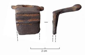 FMC-4012 - Moraillon de coffretbronzeMoraillon coudé, à charnière, composé d'une plaque rectangulaire dont le coude sommital est simplement marqué de côtes transversales; le côté opposé est plat, éventuellement marqué de quelques traits ornementaux; à la base et au revers, fermoir rectangulaire ajouré.