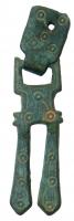 FRT-5005 - Ferret de ceinturebronzeFerret à double pendants rigides, coulés sous une attache resctangulaire ajourée, et ornés d'ocelles; l'attache s'articule sur une plaquette rectangulaire rivetée sur le cuir, et elle aussi décorée d'ocelles.