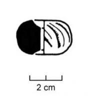 FUS-2027 - Fusaïole de forme arrondie, aplatieterre cuiteTPQ : -750 - TAQ : -475Fusaïole de forme arrondie, aplatie, faces supérieure et inférieures concaves, ornée d'incisions. 