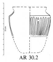 GOB-4012 - Gobelet AR 30.2verreGobelet tronconique à carène haute, soufflé dans un moule ; la panse est ornée d'une série de fins godrons verticaux ; col rétréci avec épaule marquée, bord déversé.