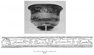 GOB-4084 - Gobelet à reliefsbronze, argentGobelet à panse sinusoïdale, posée sur un pied annulaire, et à bord déversé. La partie supérieure de la panse est ornée de reliefs ciselés, inspirés des décors de l'argenterie.