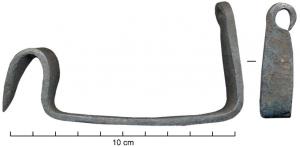 GRE-9001 - Griffe d'escaladeferTPQ : 1600 - TAQ : 1914Support coudé en fer plat, destiné à recevoir la semelle d'une chaussure, terminé d'un bout par un anneau et prolongé à l'autre extrémité par un robuste crochet de section circulaire ; l'anneau est perpendiculaire au plan de la griffe.