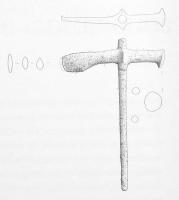 HCH-1203 - Hache-marteau à manche métalliquebronzeTPQ : -850 - TAQ : -750Hache à un tranchant et un côté marteau avec un manche métallique ajouté. 